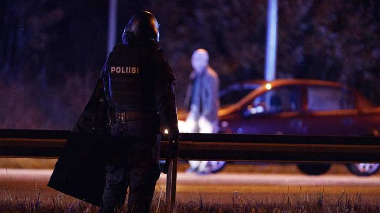 Poliisi kuvattuna takaa. 