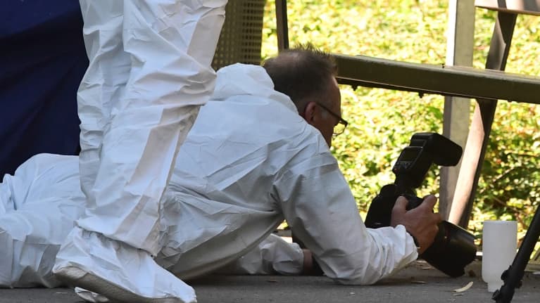 Berliiniläiset rikostutkijat työssään Moabitin kaupunginosan Kleiner Tiergarten -puistossa.