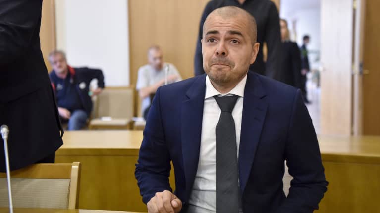 Perussuomalaisten kansanedustaja Ari Koponen Itä-Uudenmaan käräjäoikeuden Järvenpään toimipaikan istuntosalissa 3. syyskuuta, jossa alkoi hyväntekeväisyysjärjestö Brother Christmasin toimintaan liittyvien rahankeräysrikossyytteiden käsittely.