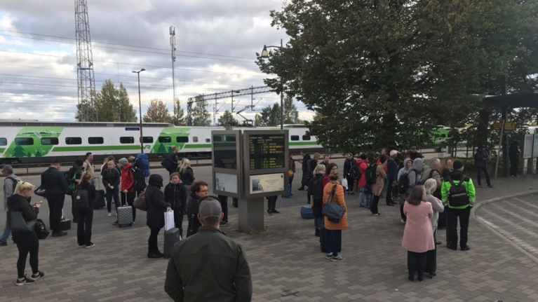 Junamatkustajat odottavat korvaavaa bussikuljetusta Lappeenrannan matkakeskuksessa 23.9.2019.