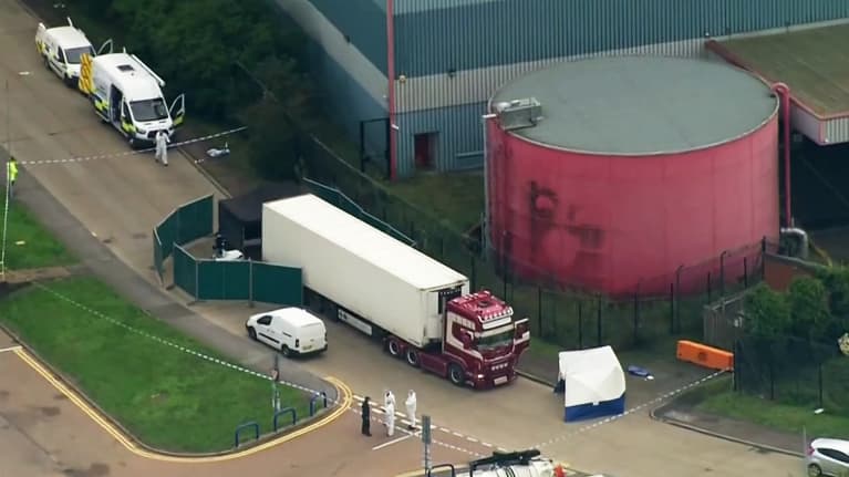 Viranomaiset tutkivat rekkaa Graysissa, Englannissa 23. lokakuuta.