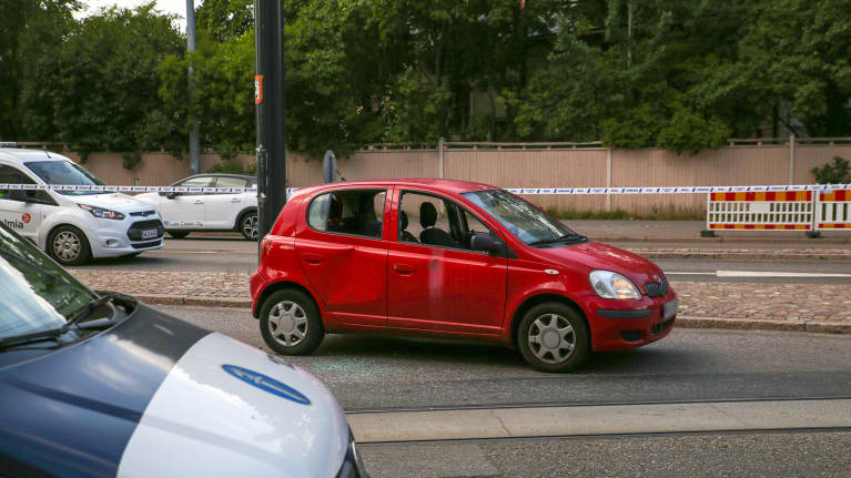 Auto, jossa kylki lommola ja sivuikkunat rikki.
