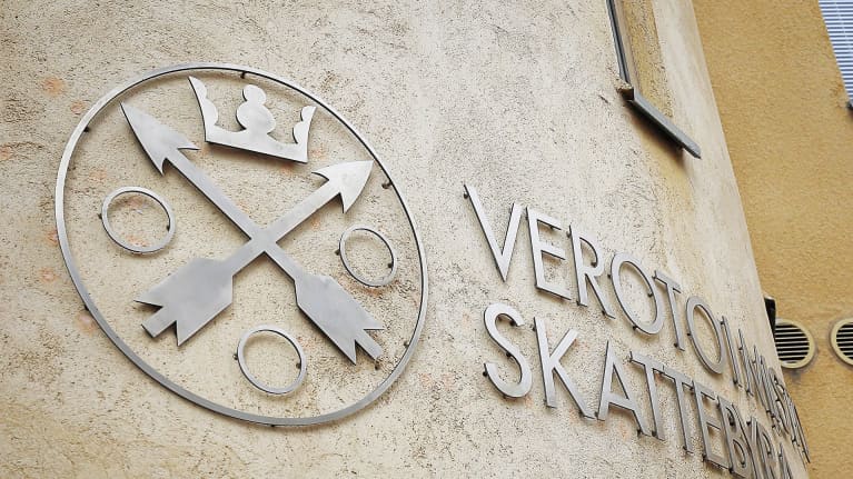 verotoimiston logo vanhassa kivitalossa