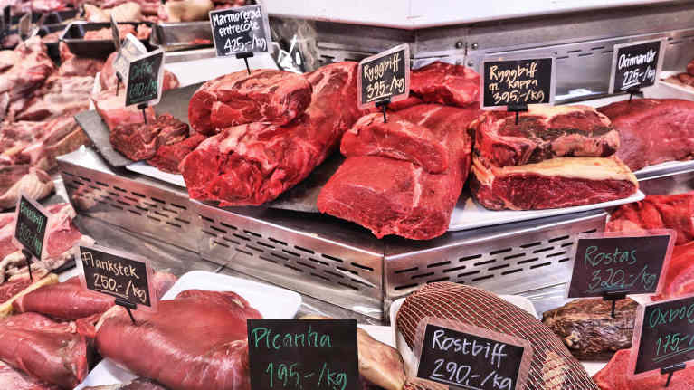 Lihatuotteita tiskissä.