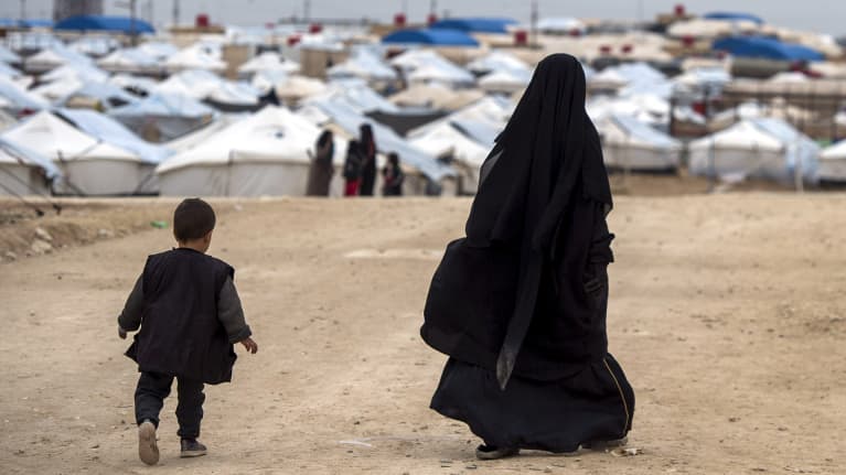 Tuntematon nainen ja lapsi kuvattuna al-Holin leirillä Syyriassa helmikuussa 2019. 