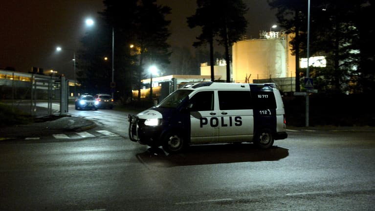 Poliisiauto Helsinki-Vantaan lentokentän liikelentoterminaalilla Vantaalla illalla 21. joulukuuta.
