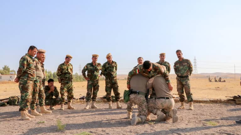 Kuvassa peshmerga-sotilaiden taistelulääkintäkoulutusta.