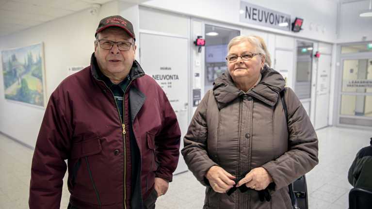 Kauko ja Anna-Liisa Jaskari lähdössä Lapuan terveyskeskuksesta.