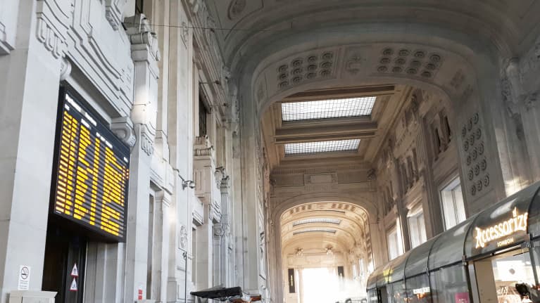 Milanon keskusrautatieasema maanantaiaamuna.