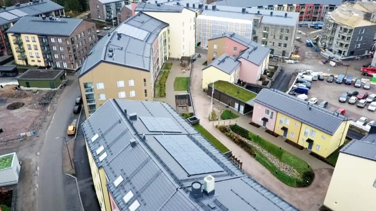 Kuninkaantammen keskustassa katot ovat peltiä, mutta pihoilla ja lähiympäristössä on sadevesia imeviä ja varastoivia viherrakenteita.