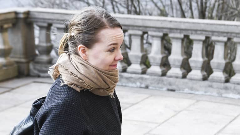 Valtiovarainministeri Katri Kulmuni saapumassa Säätytalolle hallituksen neuvotteluun keskiviikkona 25.3.