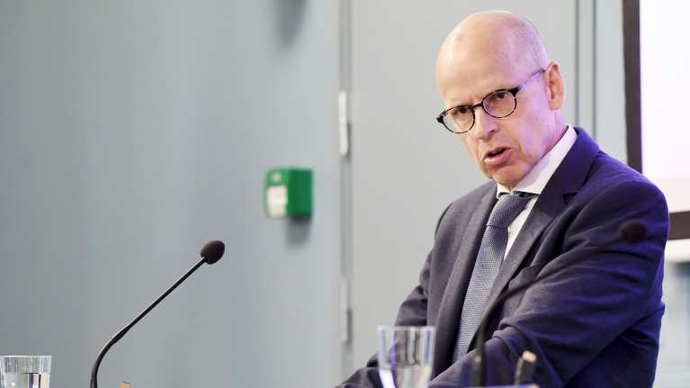 Valtiovarainministeriön kansliapäällikkö Martti Hetemäki tiedotustilaisuudessa Helsingissä 8. toukokuuta.