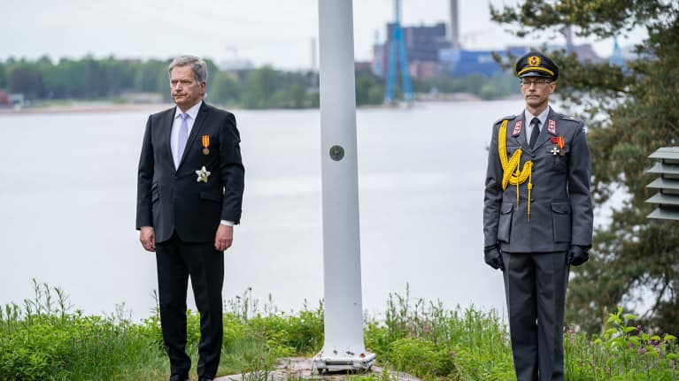 Presidentti Sauli Niinistö lipunnoston jälkeen