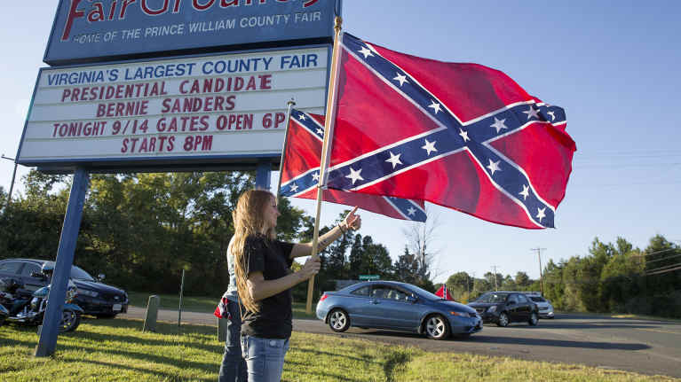 Ihmisiä kantamassa konfederaation lippua Bernie Sandersin vaalikampanjan aikana Virginiassa vuonna 2016