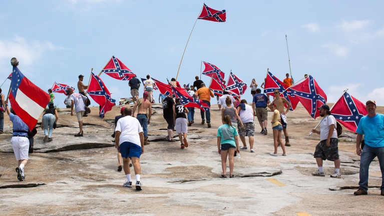 Konfederaation lipun kannattajat marssivat vuonna 2015 Stone Muontain -vuorelle Georgiassa.
