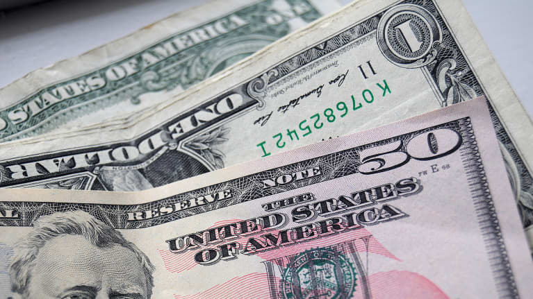 dollareita läjässä