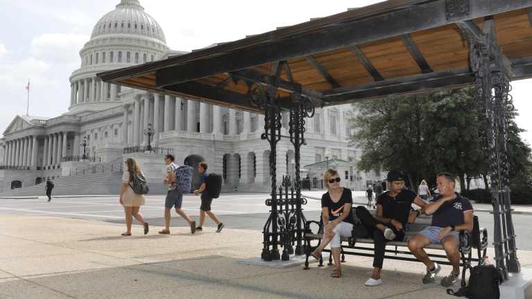 Matkailijoita kongressirakennuksen edustalla 