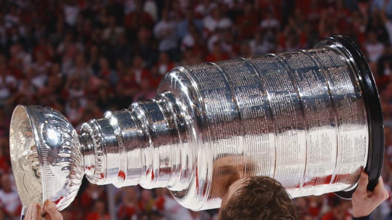 Igor Larionov voitti NHL-urallaan kolme Stanley Cupia. Hän pelasi 921 NHL:n runkosarjan ottelua, joissa teki 644 pistettä (169+475). Kuva Detroitin mestaruusjuhlista 2002. 