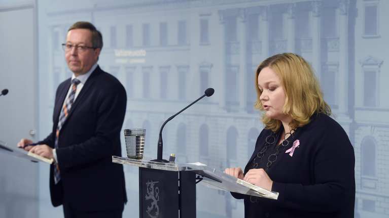 Perhe- ja peruspalveluministeri Krista Kiuru ja elinkeinoministeri Mika Lintilä hallituksen tiedotustilaisuudessa 29. syyskuuta 2020.