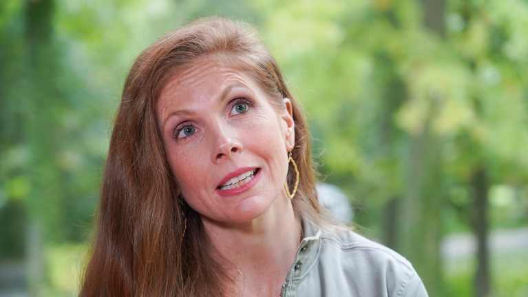 Katie Paris puolikuvassa.