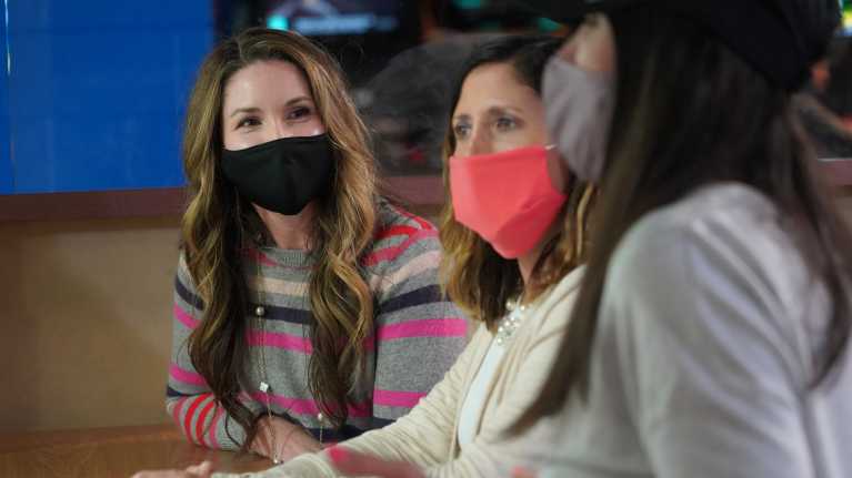 Nikki Sesko (vas.), Angie Forsythe ja Brandi Rucinski lähikuvassa.