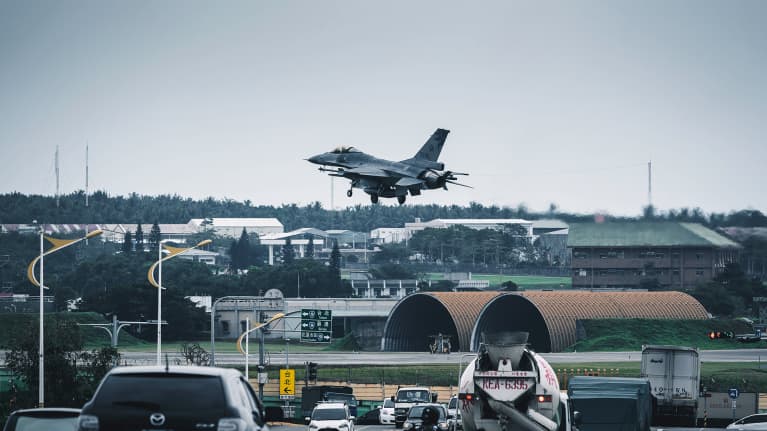 Kuvassa F16-hävittäjä laskeutuu  Taiwanissa.