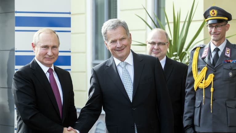 Vladimir Putin ja Sauli Niinistö kättelevät Helsingissä.