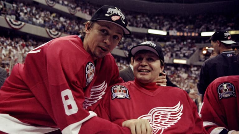 Igor Larionov saavutti urallaan kaiken, mutta oppi myös, ettei mitään voi pitää itsestäänselvyytenä. Kuvassa Larionov (vas.) juhlimassa Detroitin Stanley Cupin voittoa kesäkuussa 1998 joukkuekaverinsa Vladimir Konstantinovin kanssa. Konstantinov sai aivovamman auto-onnettomuudessa vuotta aiemmin ja joutui pyörätuoliin. 