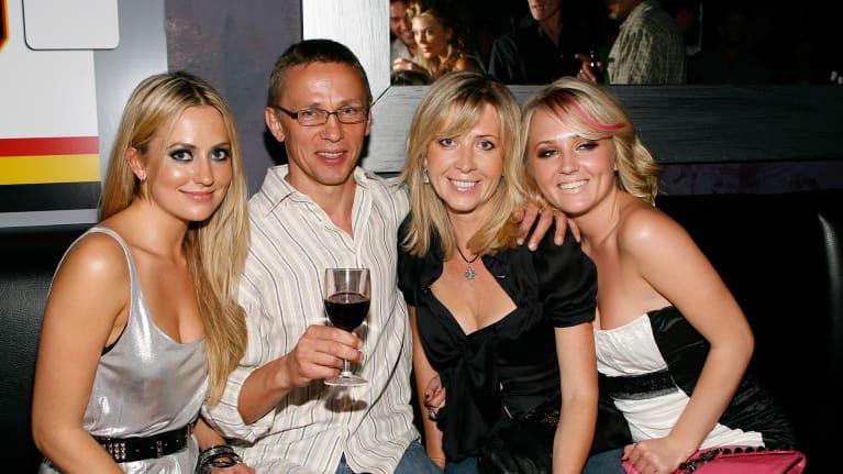 Igor Larionov juhlisti pääsyään jääkiekon Hall of Fameen vaimonsa Jelenan (toinen oik.) ja tyttäriensä Dianan (vas.) ja Aljonkan (oik.) kanssa. Tyttäret asuvat nykyisin Iso-Britanniassa ja Yhdysvalloissa, vaimo Jelena Igor Larionovin kanssa Moskovassa.