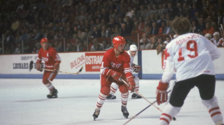 Igor Larionov (kesk.) tuo kiekkoa hyökkäysalueelle, jossa häntä odottaa Larry Robinson. Larionovin kannoilla Wayne Gretzky.