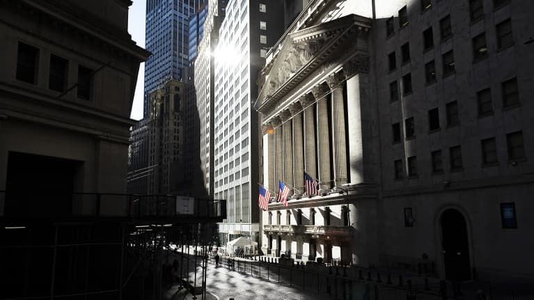 Aurinko paistaa Wall Streetilla New Yorkissa.