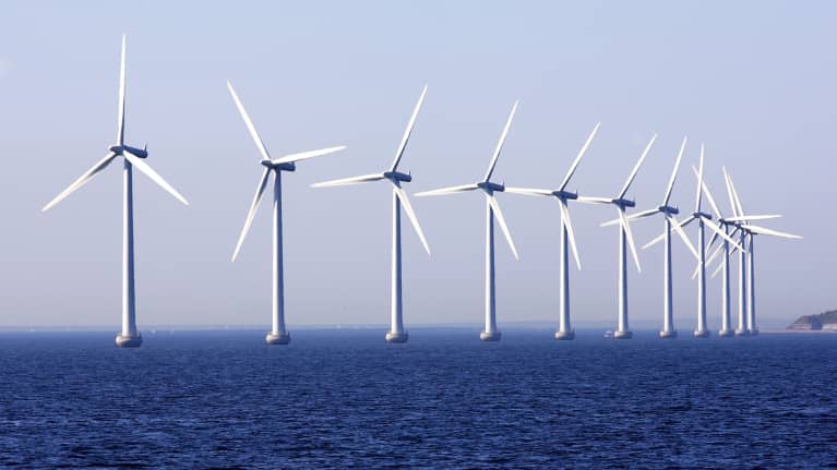 Tuulivoimapuisto Tanskan rannikon edustalla.