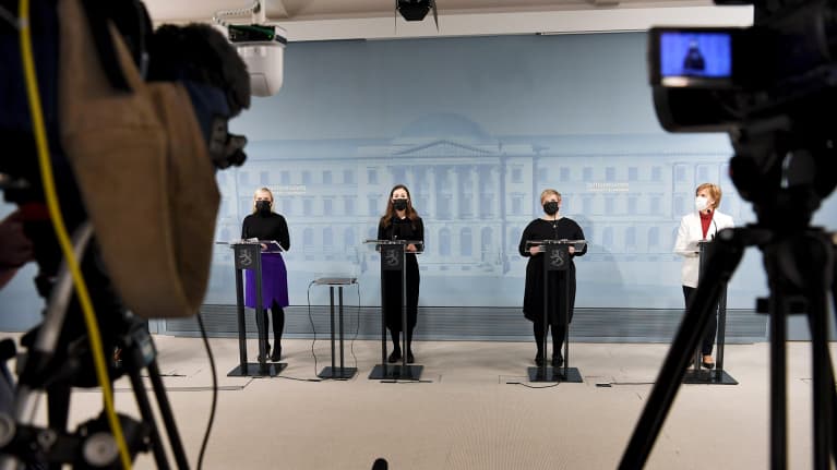 Maria Ohisalo, Sanna Marin, Annika Saarikko ja Anna-Maja Henriksson hallituksen tiedotustilaisuudessa.