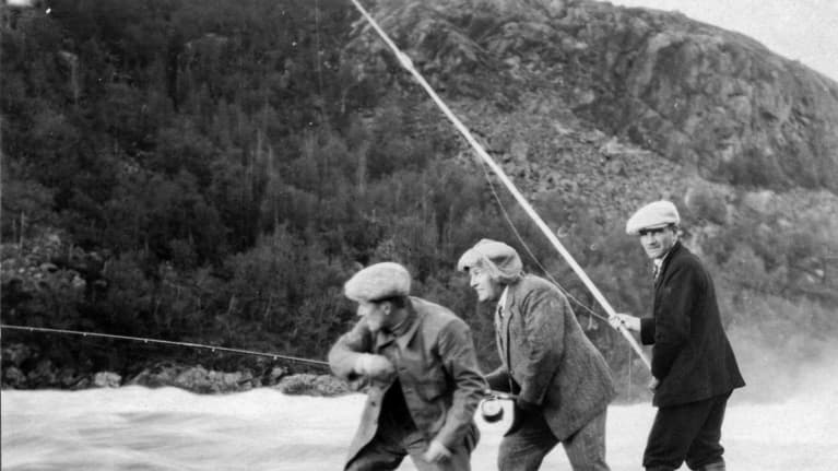 Kolme turistia kalastamassa Paatsjoen Kolttakönkään rantakalliolla, Petsamo kesällä 1924. 