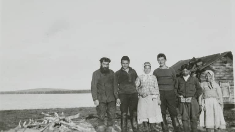 Kolttia sekä kaksi suomalaista asevelvollista Petsamon Suonikylässä elokuussa 1931.