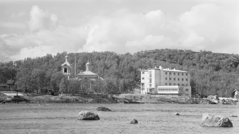 Kolttakönkään matkailijahotelli ja ortodoksinen kirkko Paatsjoelta päin nähtynä 1939