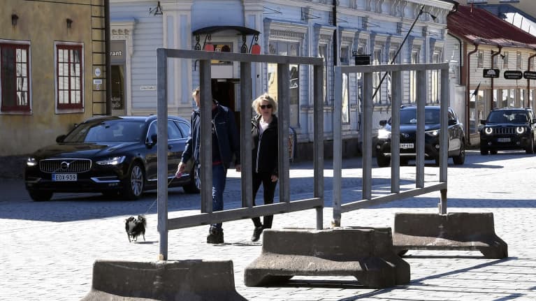 Vaalimainostelineet odottavat kuntavaalimainonnan alkamista Raumalla.