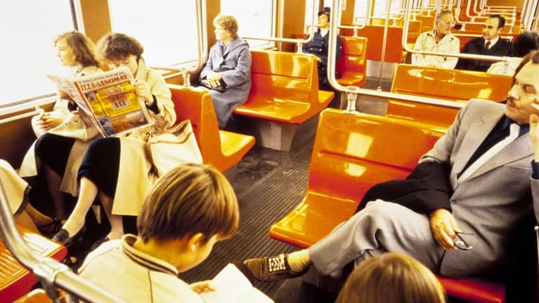 Matkustajia metrossa 1980-luvulla. 