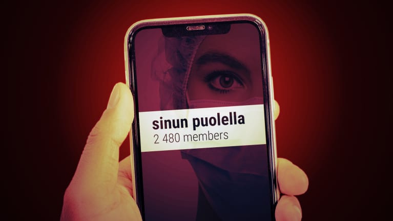 Käsitelty kuva puhelimesta jonka ruudulla on teksti "sinun puolella" ja "2 480 members". Ruudusta heijastuu myös sairaanhoitajan kasvot.