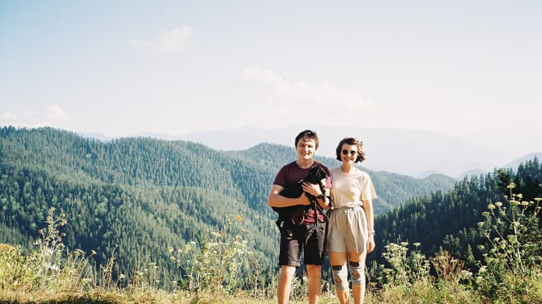 Aleksandr vaimonsa ja Sami-koiransa kanssa Georgiassa