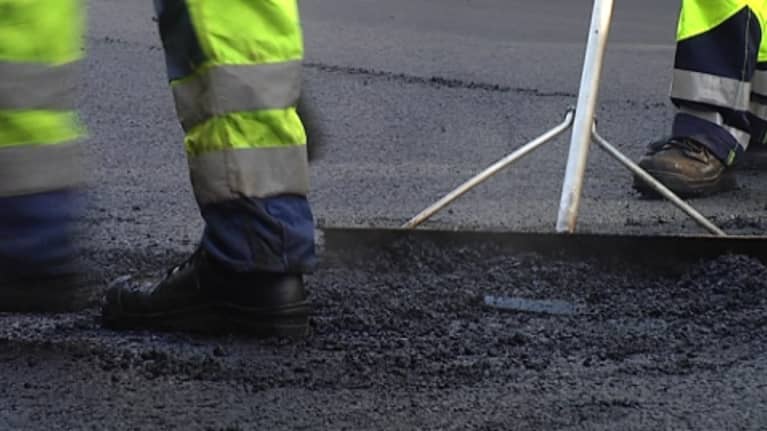 Miehiä asvalttitöissä.