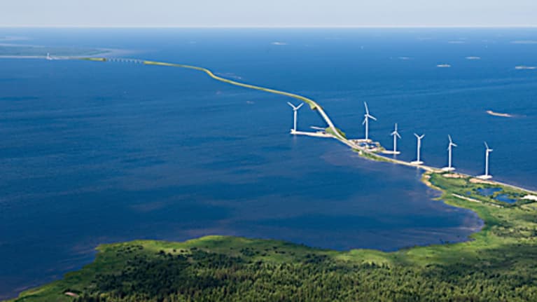 Kiinteä yhteys Hailuodon ja mantereen välillä sisältää kaksi siltaa ja pengertieosuutta.