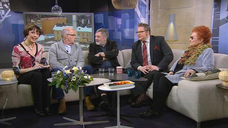 Ihmisiä Aamu-tv:n studiossa.