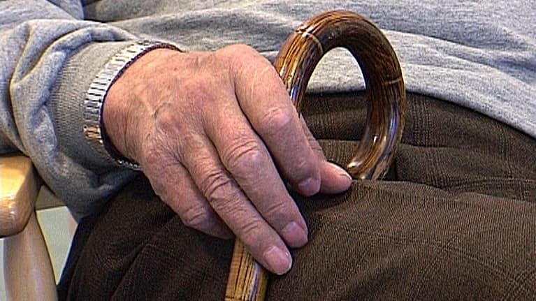 Vanhus ja kävelykeppi. 