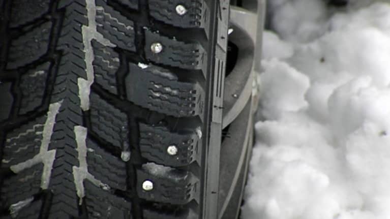 Henkilöauton nastarengas.