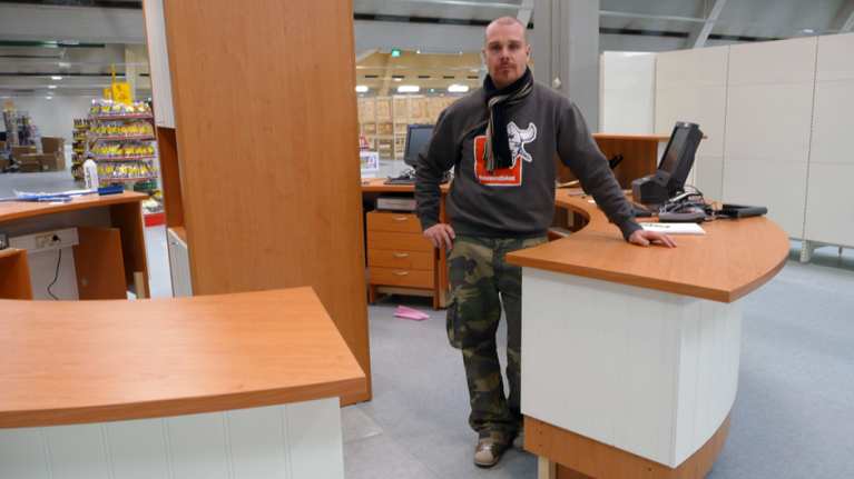 Tom Kahila nojaa myyntitiskiin. 