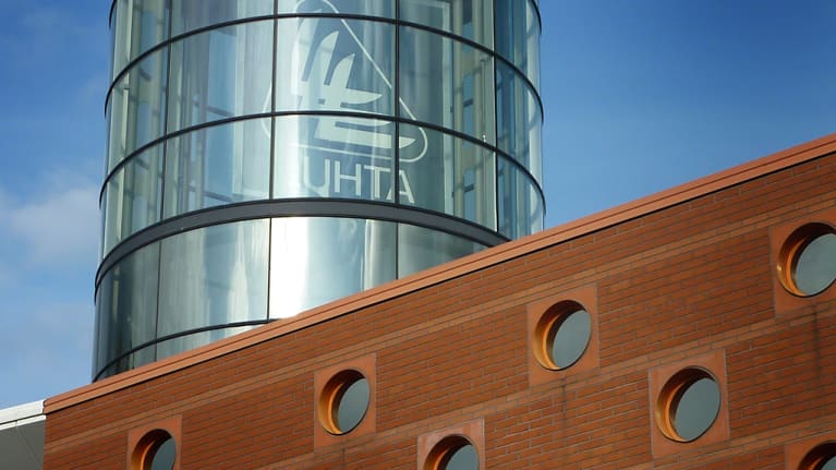 Luhdan nykyinen konttori sijaitsee Launeella. 