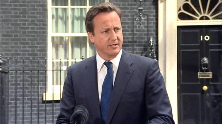 Britannian pääministeri David Cameron antamassa lausuntoa hätätilakomitean kokouksen jälkeen keskiviikkona Lontoossa.