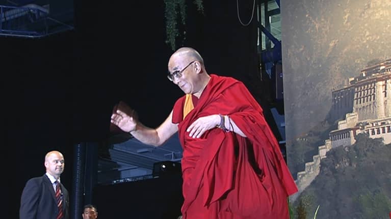 Dalai lama puhumassa yleisölle Espoon Areenassa.