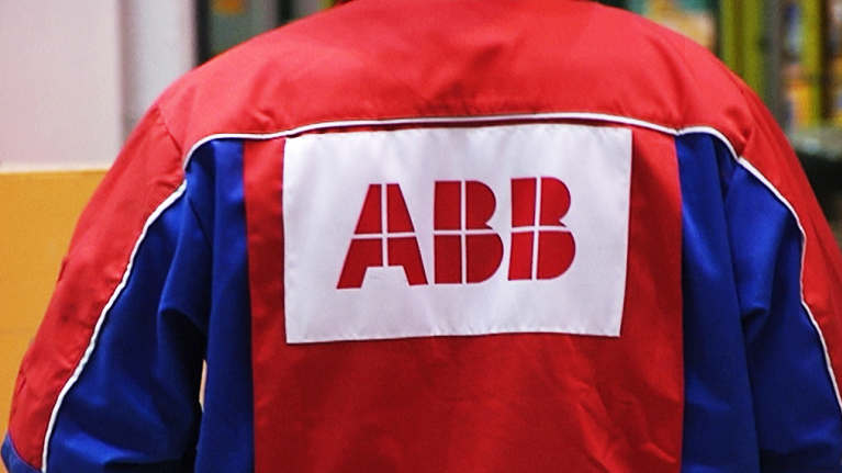 ABB:n logo työmiehen takin selkämyksessä.